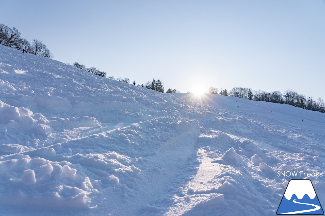 桂沢国設スキー場｜連日の冷え込みで雪質はドライ！美しく漂う綺麗な雪煙で遊んでみましょう♪